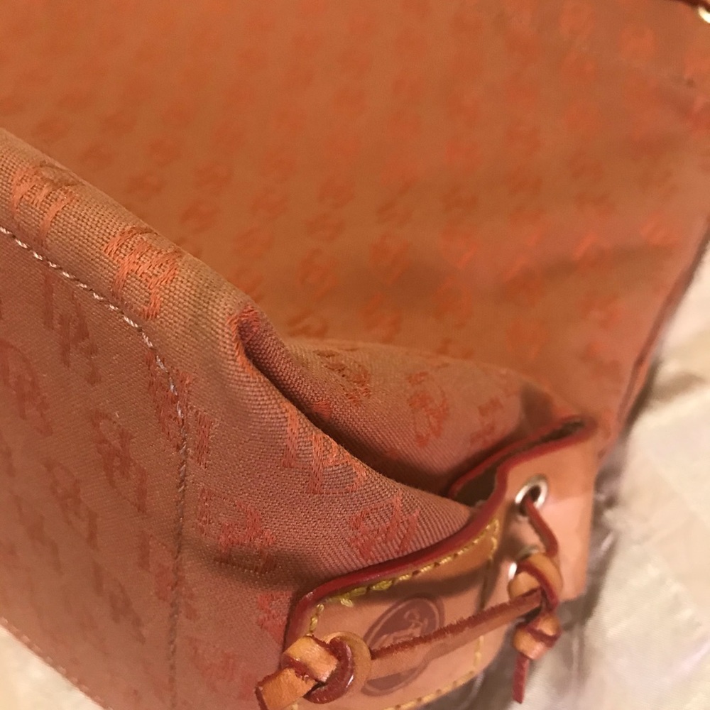 🎉 SALE! Dooney & Bourke Signature Print Large Peach Snap Tote - Picture 7 of 11